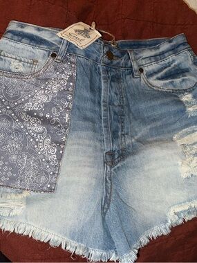 NWT size Small Easel High-Waist Light Wash Denim Shorts with Blue Bandana Pocket